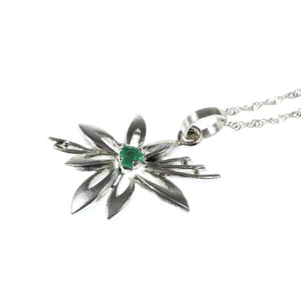 dije flor de plata y esmeralda