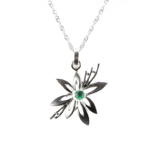 dije flor de plata y esmeralda