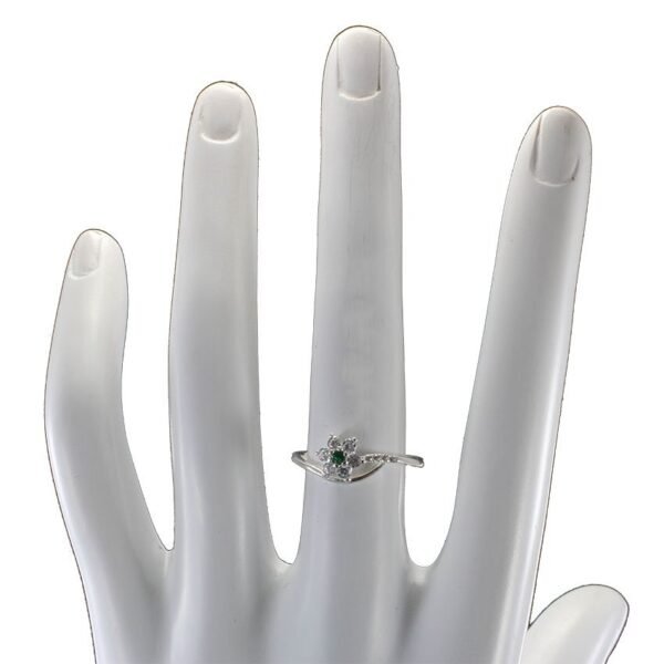 Anillo plata clásico esmeralda en uso