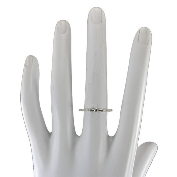 Vista lateral de anillo de plata con esmeralda