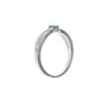 Vista lateral anillo boda esmeralda