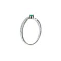 Vista lateral anillo sofisticado esmeralda
