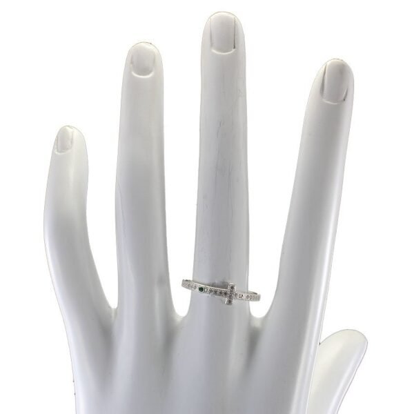 Vista lateral de anillo de plata con esmeralda