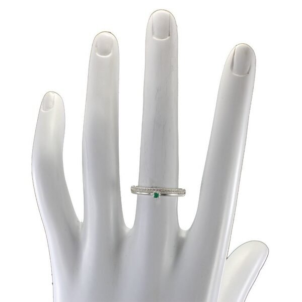 Vista lateral anillo plata hombre