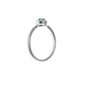 Vista lateral anillo elegante esmeralda