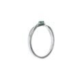 Vista lateral anillo delicado esmeralda
