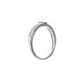 Vista lateral anillo romántico esmeralda
