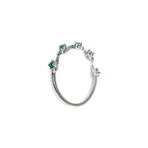 Vista lateral anillo artesanal esmeralda
