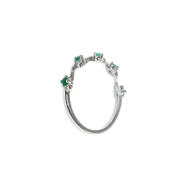 Vista lateral anillo artesanal esmeralda