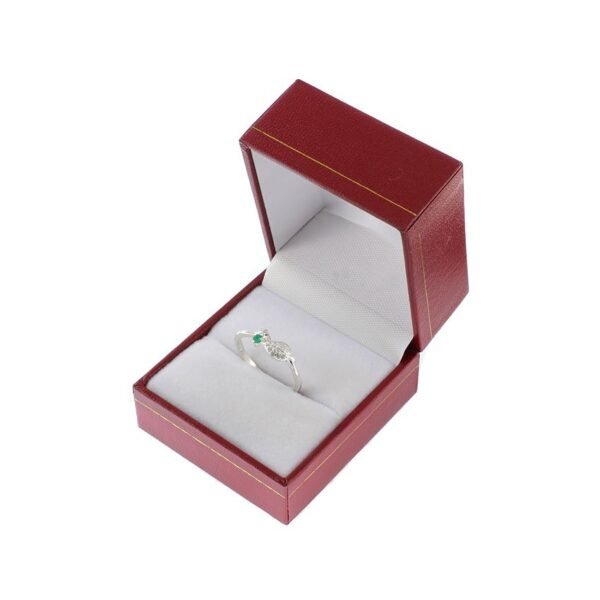 Anillo compromiso esmeralda en mano