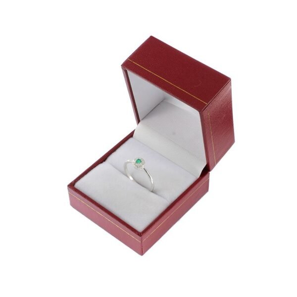 Anillo plata elegante esmeralda en uso