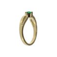 Anillo de oro 18k con esmeralda colombiana natural y diamantes, joya artesanal de Bogotá lateral