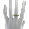 Anillo de oro 18k con esmeralda colombiana natural y diamantes, joya artesanal de Bogotá perfil