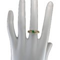 Anillo de oro 18k con esmeralda colombiana natural y diamantes, joya artesanal de Bogotá perfil