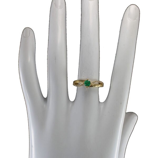 Anillo artesanal de oro 18k con esmeralda colombiana y diamantes Anillo de oro 18k con esmeralda colombiana natural y diamantes, joya artesanal de Bogotá perfil