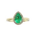 Anillo de oro 18k con esmeralda colombiana en forma de lágrima rodeada de diamantes naturales
