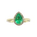 Anillo de oro 18k con esmeralda colombiana en forma de lágrima rodeada de diamantes naturales