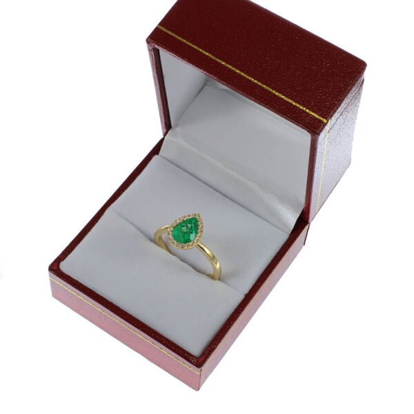 Anillo de lujo en oro 18k con esmeralda colombiana y diamantes Anillo de oro 18k con esmeralda colombiana en forma de lágrima rodeada de diamantes naturales estuche