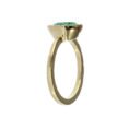 Anillo de oro 18k con esmeralda colombiana en forma de lágrima rodeada de diamantes naturales lateral
