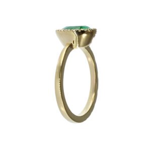 Anillo artesanal de oro 18k con esmeralda colombiana y diamantes Anillo de oro 18k con esmeralda colombiana en forma de lágrima rodeada de diamantes naturales lateral