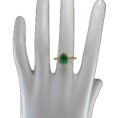 Anillo de oro 18k con esmeralda colombiana en forma de lágrima rodeada de diamantes naturales perfil