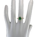 Anillo de oro 18k con esmeralda colombiana en forma de lágrima rodeada de diamantes naturales perfil