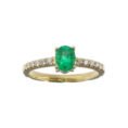 Anillo de oro amarillo 18k con esmeralda ovalada colombiana y diamantes laterales, joyería artesanal
