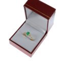 Anillo de oro amarillo 18k con esmeralda ovalada colombiana y diamantes laterales, joyería artesanal estuche