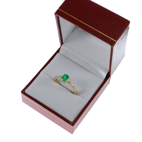 Anillo de lujo en oro 18k con esmeralda colombiana y diamantes Anillo de oro amarillo 18k con esmeralda ovalada colombiana y diamantes laterales, joyería artesanal estuche