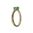 Anillo de oro amarillo 18k con esmeralda ovalada colombiana y diamantes laterales, joyería artesanal lateral