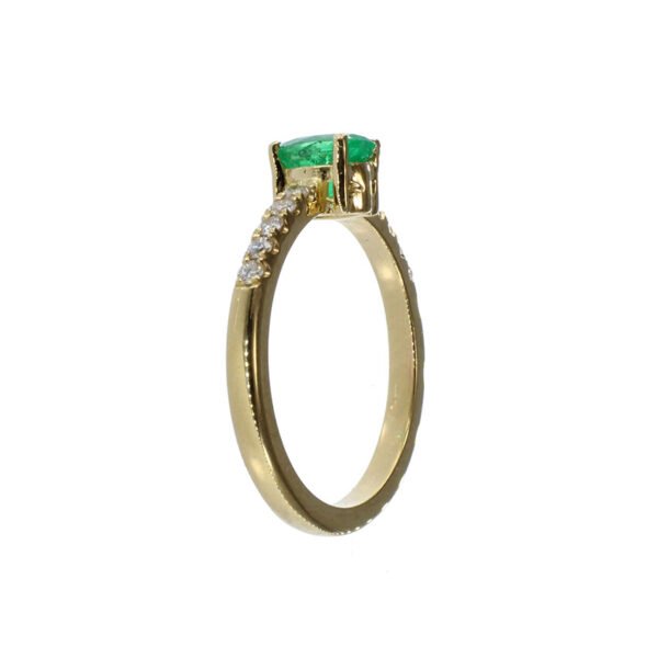 Anillo artesanal de oro 18k con esmeralda colombiana y diamantes Anillo de oro amarillo 18k con esmeralda ovalada colombiana y diamantes laterales, joyería artesanal lateral