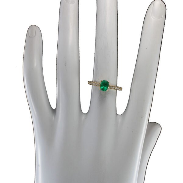 Anillo artesanal de oro 18k con esmeralda colombiana y diamantes Anillo de oro amarillo 18k con esmeralda ovalada colombiana y diamantes laterales, joyería artesanal perfil