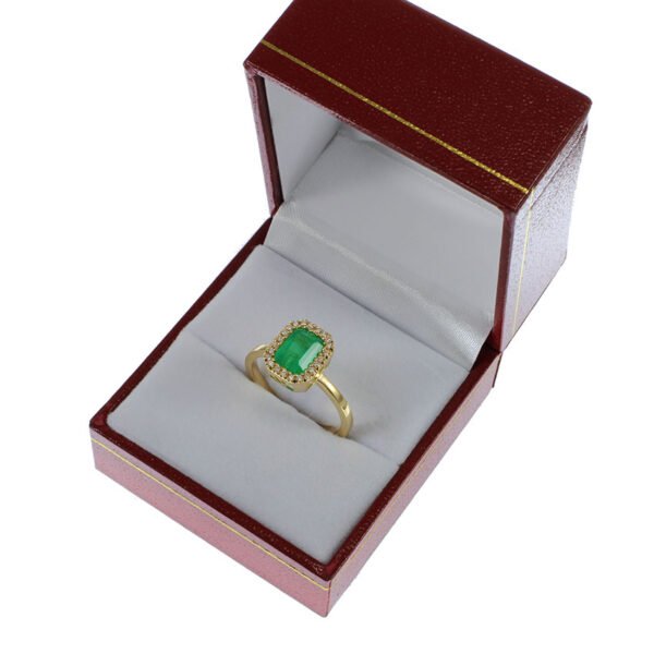 Anillo de lujo en oro 18k con esmeralda colombiana y diamantes Anillo de oro 18k con esmeralda rectangular colombiana y halo de diamantes, joya de lujo artesanal estuche