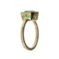 Anillo de oro 18k con esmeralda rectangular colombiana y halo de diamantes, joya de lujo artesanal lateral