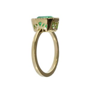Anillo artesanal de oro 18k con esmeralda colombiana y diamantes Anillo de oro 18k con esmeralda rectangular colombiana y halo de diamantes, joya de lujo artesanal lateral