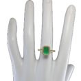 Anillo de oro 18k con esmeralda rectangular colombiana y halo de diamantes, joya de lujo artesanal perfil