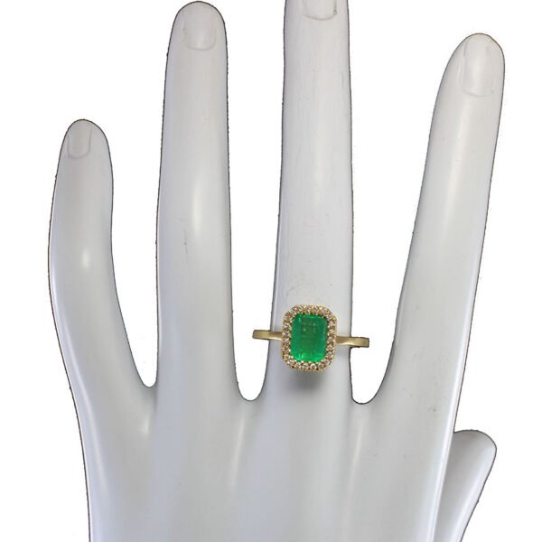 Anillo artesanal de oro 18k con esmeralda colombiana y diamantes Anillo de oro 18k con esmeralda rectangular colombiana y halo de diamantes, joya de lujo artesanal perfil