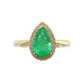 Anillo de oro 18k con esmeralda colombiana en corte lágrima y diamantes naturales, joyería premium de Bogotá