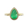 Anillo de oro 18k con esmeralda colombiana en corte lágrima y diamantes naturales, joyería premium de Bogotá