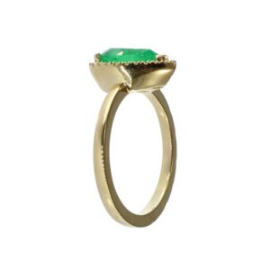Anillo artesanal de oro 18k con esmeralda colombiana y diamantes Anillo de oro 18k con esmeralda colombiana en corte lágrima y diamantes naturales, joyería premium de Bogotá lateral
