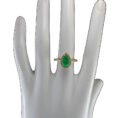 Anillo de oro 18k con esmeralda colombiana en corte lágrima y diamantes naturales, joyería premium de Bogotá perfil