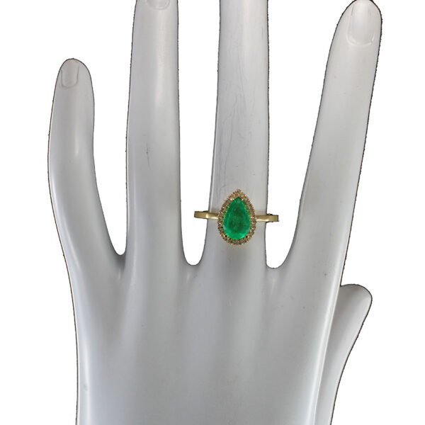 Anillo artesanal de oro 18k con esmeralda colombiana y diamantes Anillo de oro 18k con esmeralda colombiana en corte lágrima y diamantes naturales, joyería premium de Bogotá perfil
