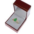 Anillo de oro 18k con esmeralda colombiana en corte lágrima y diamantes naturales, joyería premium de Bogotá estuche