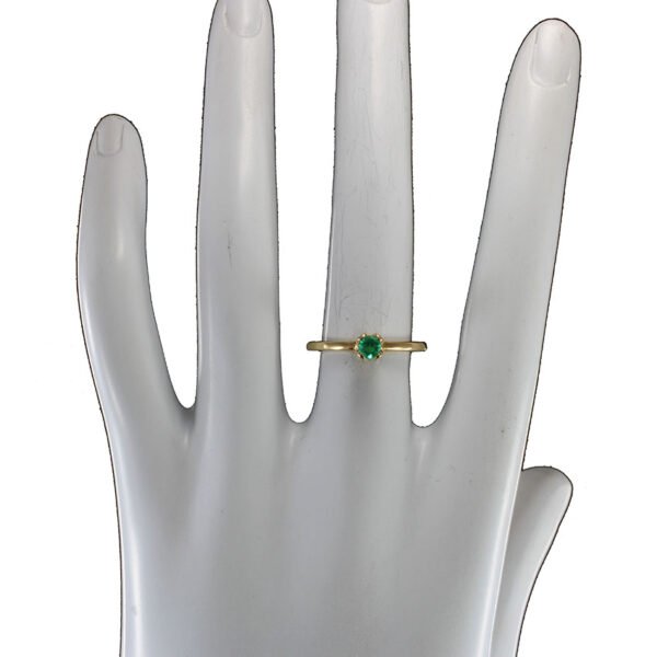 Anillo artesanal de oro 18k con esmeralda colombiana y diamantes Anillo de oro 18k con esmeralda colombiana y diamantes naturales, joya artesanal de Bogotá perfil